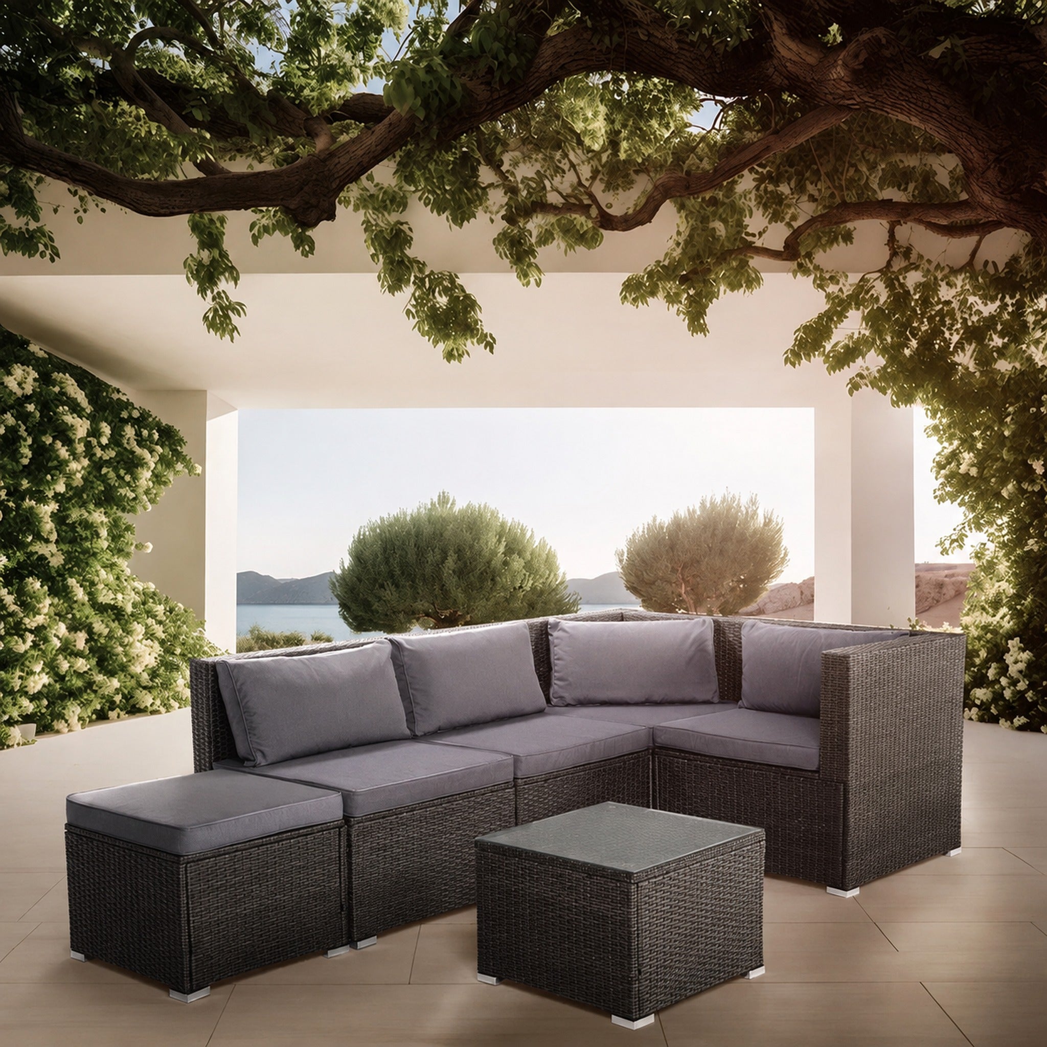 Conjunto de jardín Ravello Cuatro esquinero gris de ratán sintético en terraza